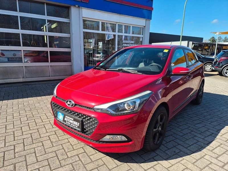 Gebraucht Hyundai i20 Passion 75 PS (55 kW) 2017 Rot Limousine