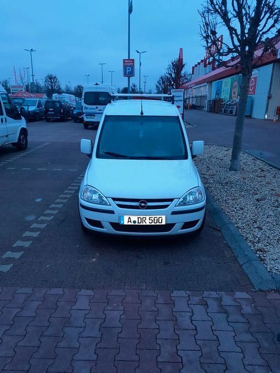 Weiß Gebraucht 2011 Opel Combo Van / Kleinbus | 4.900 € (Teuer) - Bild 1/4