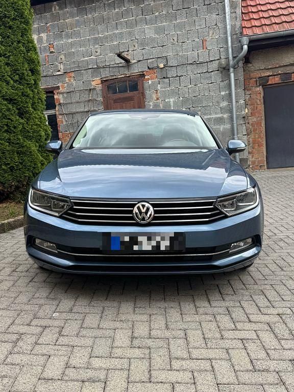 Blau Gebraucht 2016 VW Passat Comfortline Limousine | 15.200 € (Teuer) - Bild 1/4