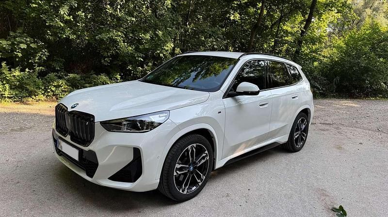 Weiß Gebraucht 2023 BMW iX1 M Sport SUV | 39.500 € (Fairer Preis) - Bild 1/4