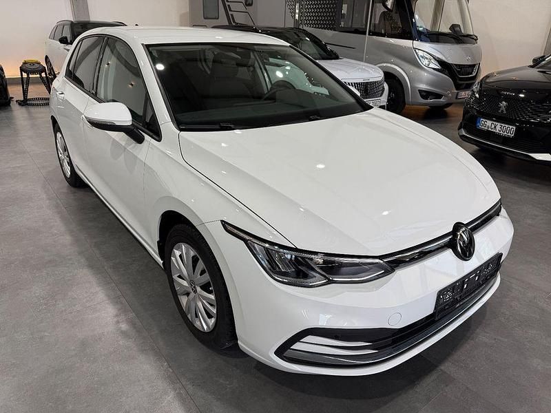 Gebraucht VW Golf VIII Active 131 PS (96 kW) 2023 Weiß Limousine
