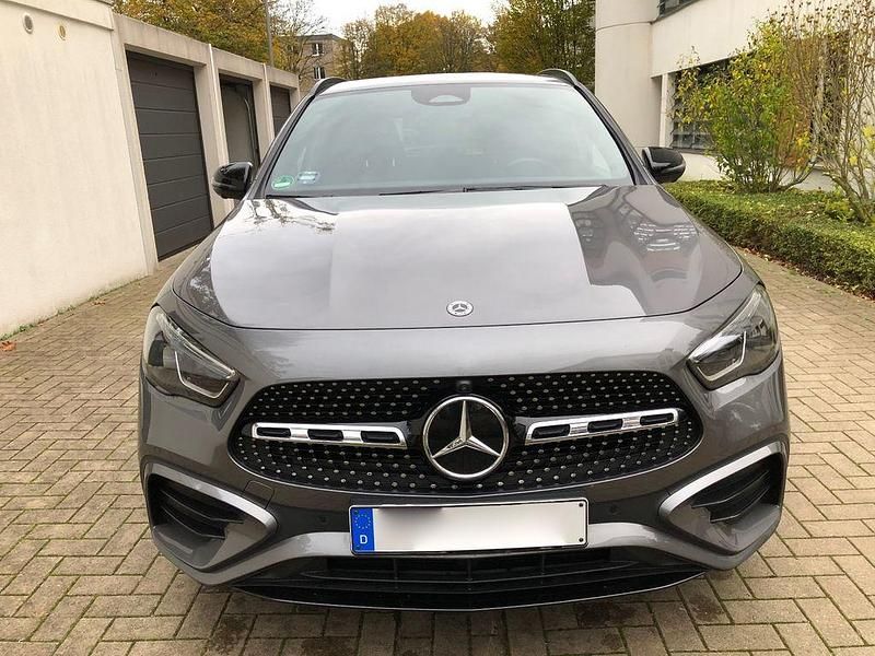 Grau Gebraucht 2024 Mercedes GLA200 Advanced SUV | 36.500 € (Guter Preis) - Bild 1/4