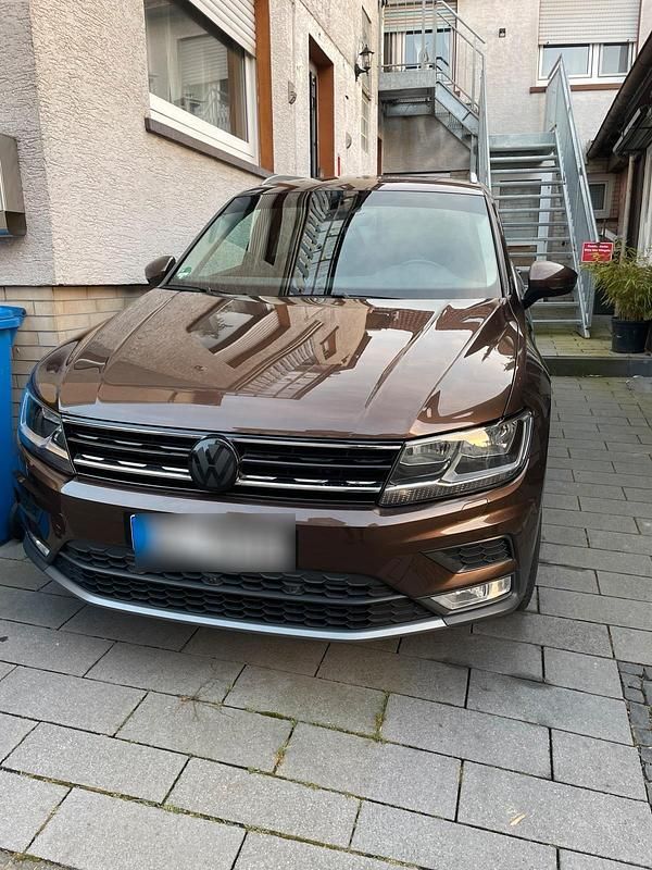 Braun Gebraucht 2017 VW Tiguan SUV | 18.299 € (Superpreis) - Bild 1/4