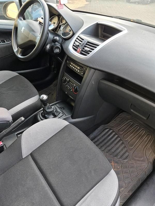 Gebraucht Peugeot 207 95 PS (69 kW) 2008 Grau Limousine
