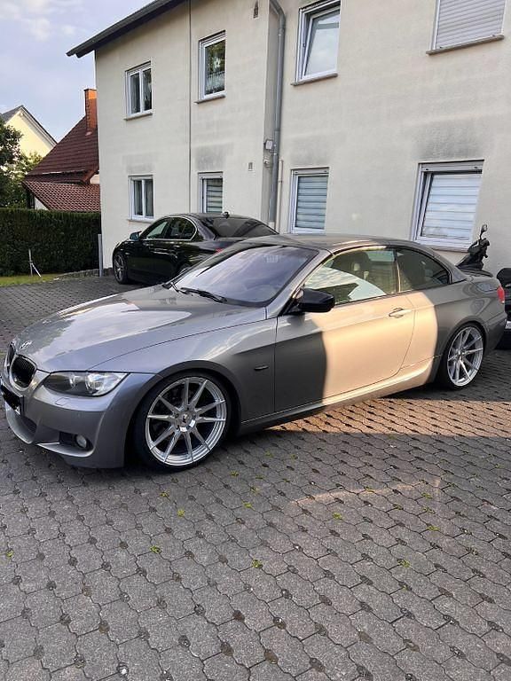 Grau Gebraucht 2009 BMW 330 Cabriolet M Sport Cabrio | 11.600 € (Fairer Preis) - Bild 1/4