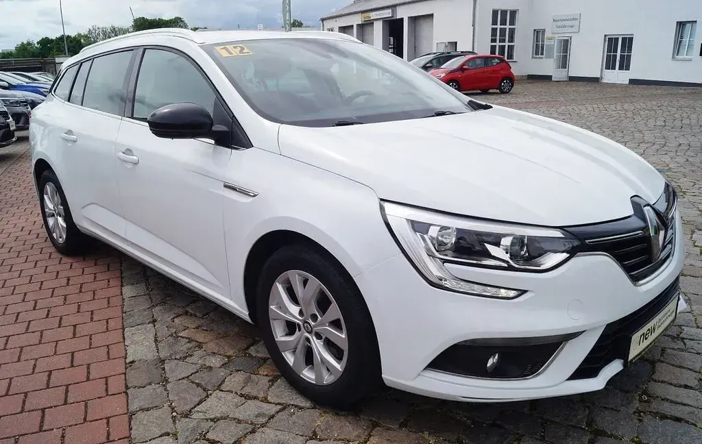 Gebraucht Renault Mégane LIMITED 140 PS (102 kW) 2019 Weiß Limousine
