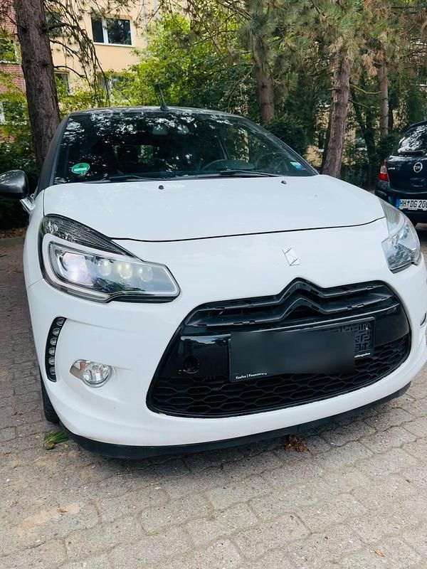 Weiß Gebraucht 2015 Citroën DS3 Cabriolet So Chic Cabrio | 6.999 € (Superpreis) - Bild 1/4