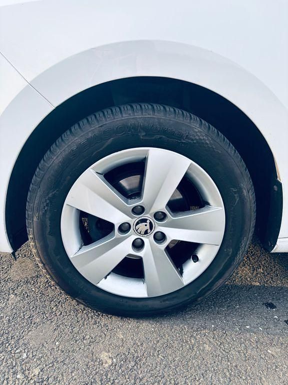 Gebraucht Skoda Rapid Active 90 PS (66 kW) 2015 Weiß Kleinwagen