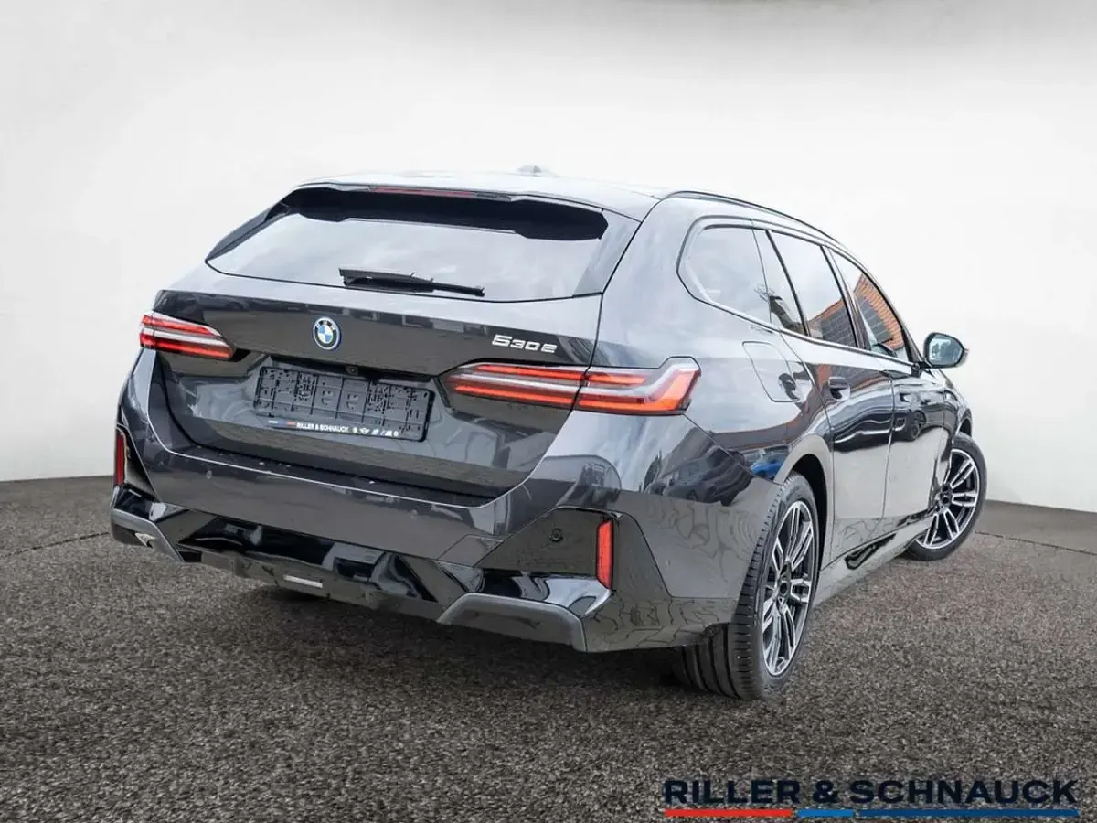 Gebraucht BMW 530e M Sport 299 PS (219 kW) 2025 Grau Kombi