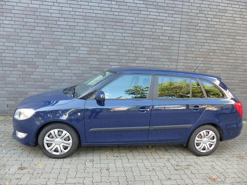 Blau Gebraucht 2011 Skoda Fabia Ambiente Kleinwagen | 7.498 € (Fairer Preis) - Bild 1/4