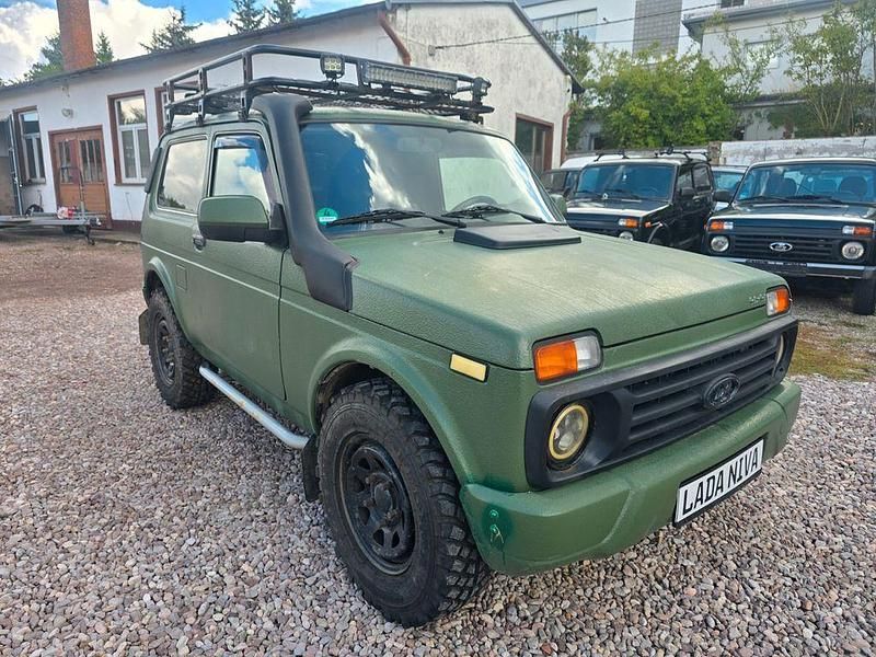 Grün Gebraucht 2018 Lada Urban SUV | 9.800 € (Guter Preis) - Bild 1/4
