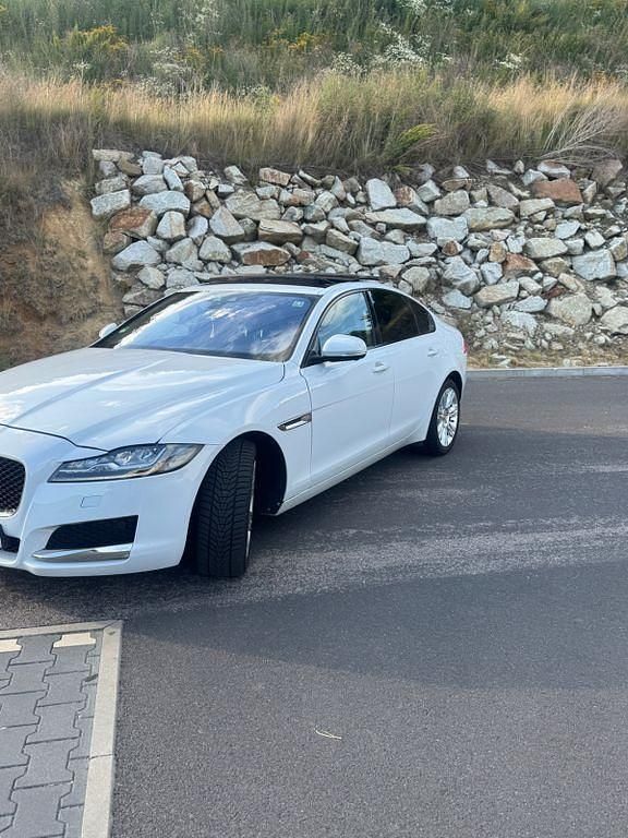 Gebraucht Jaguar XF Sportbrake Prestige 179 PS (131 kW) 2018 Weiß Kombi