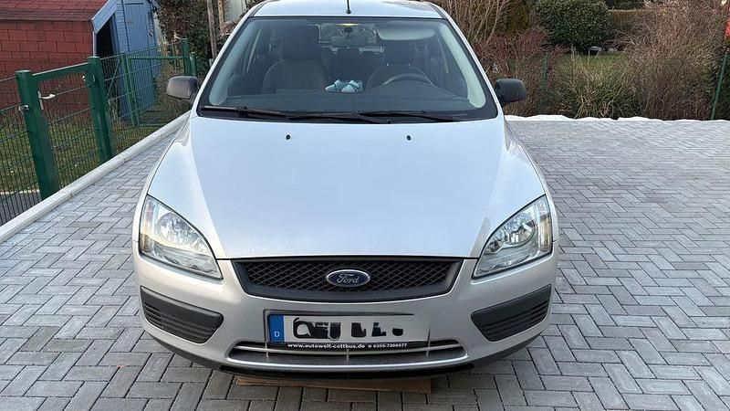 Second-hand Ford Focus Trend 101 CP (74 kW) 2004 Argintiu Berlinǎ