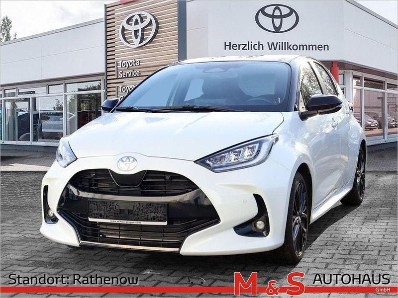 Platinweiss metallic, dach schwarz Gebraucht 2024 Toyota Yaris Hybrid Plus Limousine | 23.990 € (Superpreis) - Bild 1/4