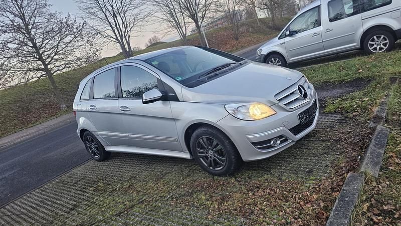 Silber Gebraucht 2010 Mercedes B180 Van / Kleinbus | 3.800 € (Guter Preis) - Bild 1/4