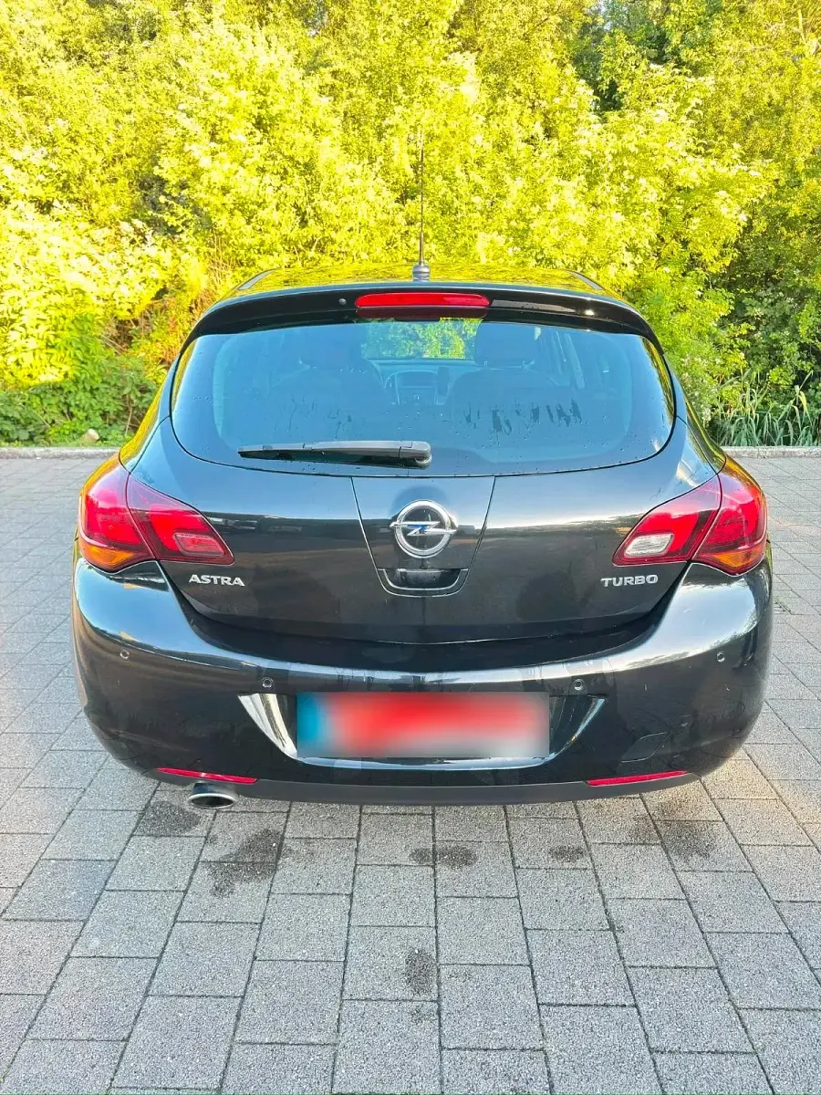 Gebraucht Opel Astra 140 PS (102 kW) 2012 Schwarz Kleinwagen