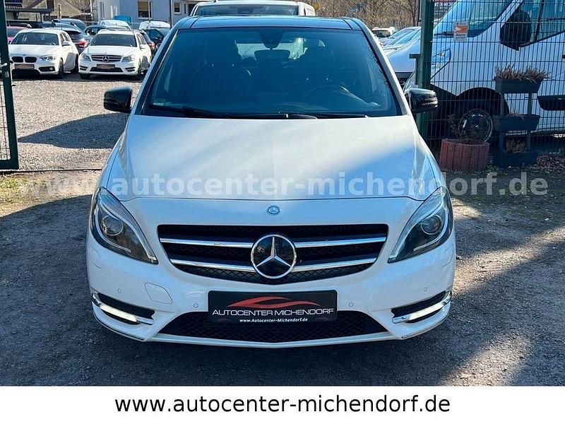 Gebraucht Mercedes B180 AMG line 109 PS (80 kW) 2014 Weiß Van / Kleinbus