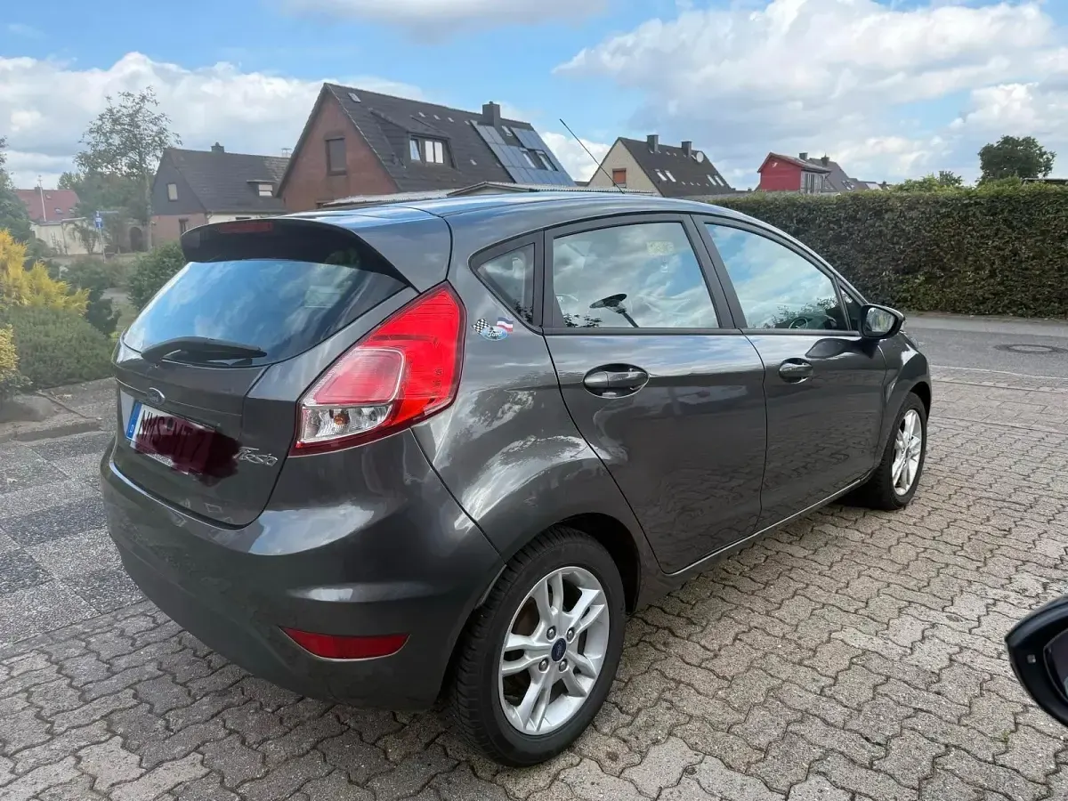 Gebraucht Ford Fiesta 95 PS (69 kW) 2017 Grau Kleinwagen