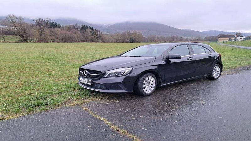 Schwarz Gebraucht 2017 Mercedes A180 Limousine | 7.350 € (Guter Preis) - Bild 1/4