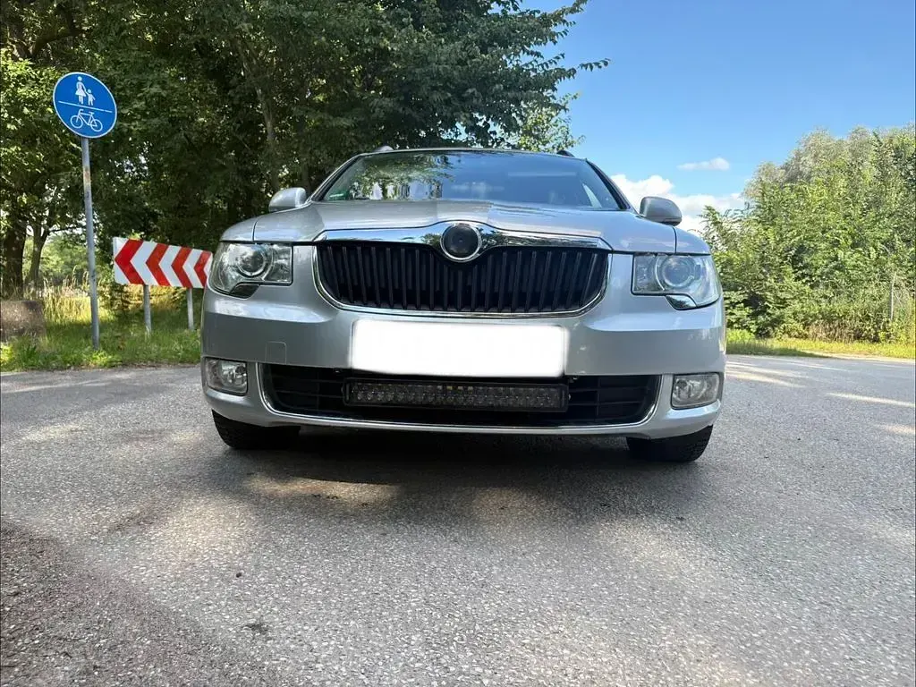 Gebraucht Skoda Superb Ambition 140 PS (102 kW) 2013 Grau Kombi