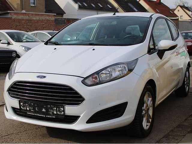 Gebraucht Ford Fiesta Trend 60 PS (44 kW) 2014 Frostweiß Kleinwagen
