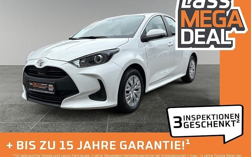 Weiß Gebraucht 2022 Toyota Yaris Comfort Limousine | 12.480 € (Fairer Preis) - Bild 1/4