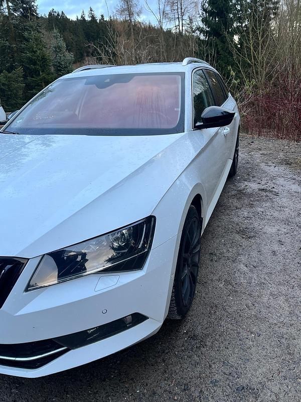 Gebraucht Skoda Superb LAURIN & KLEMENT 190 PS (139 kW) 2017 Weiß Kombi