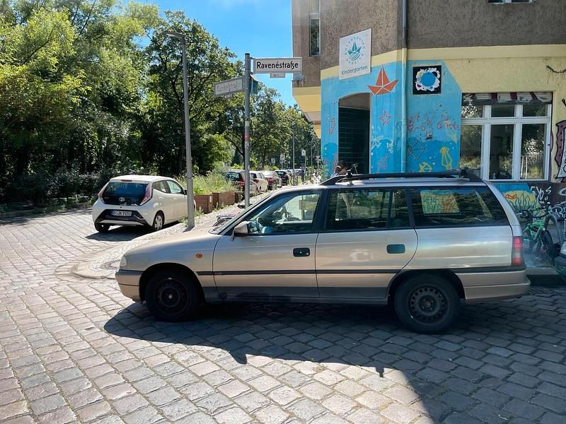 Silber Gebraucht 1997 Opel Astra Limousine | 700 € (Fairer Preis) - Bild 1/4