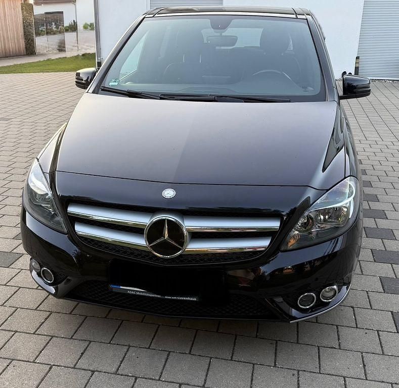 Schwarz Gebraucht 2014 Mercedes B200 Style Van / Kleinbus | 13.000 € (Guter Preis) - Bild 1/4