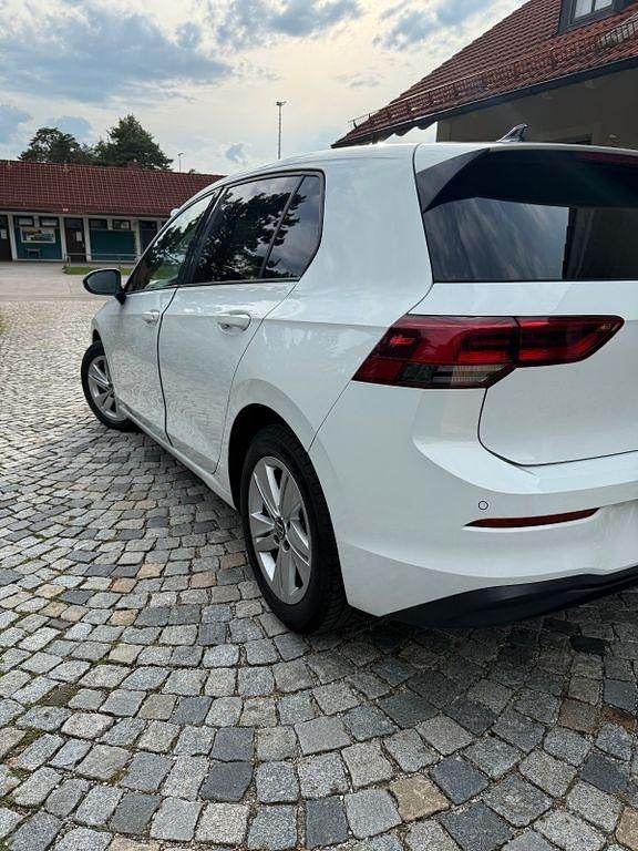 Weiß Gebraucht 2020 VW Golf VII Life Limousine | 18.100 € (Etwas zu teuer) - Bild 1/4