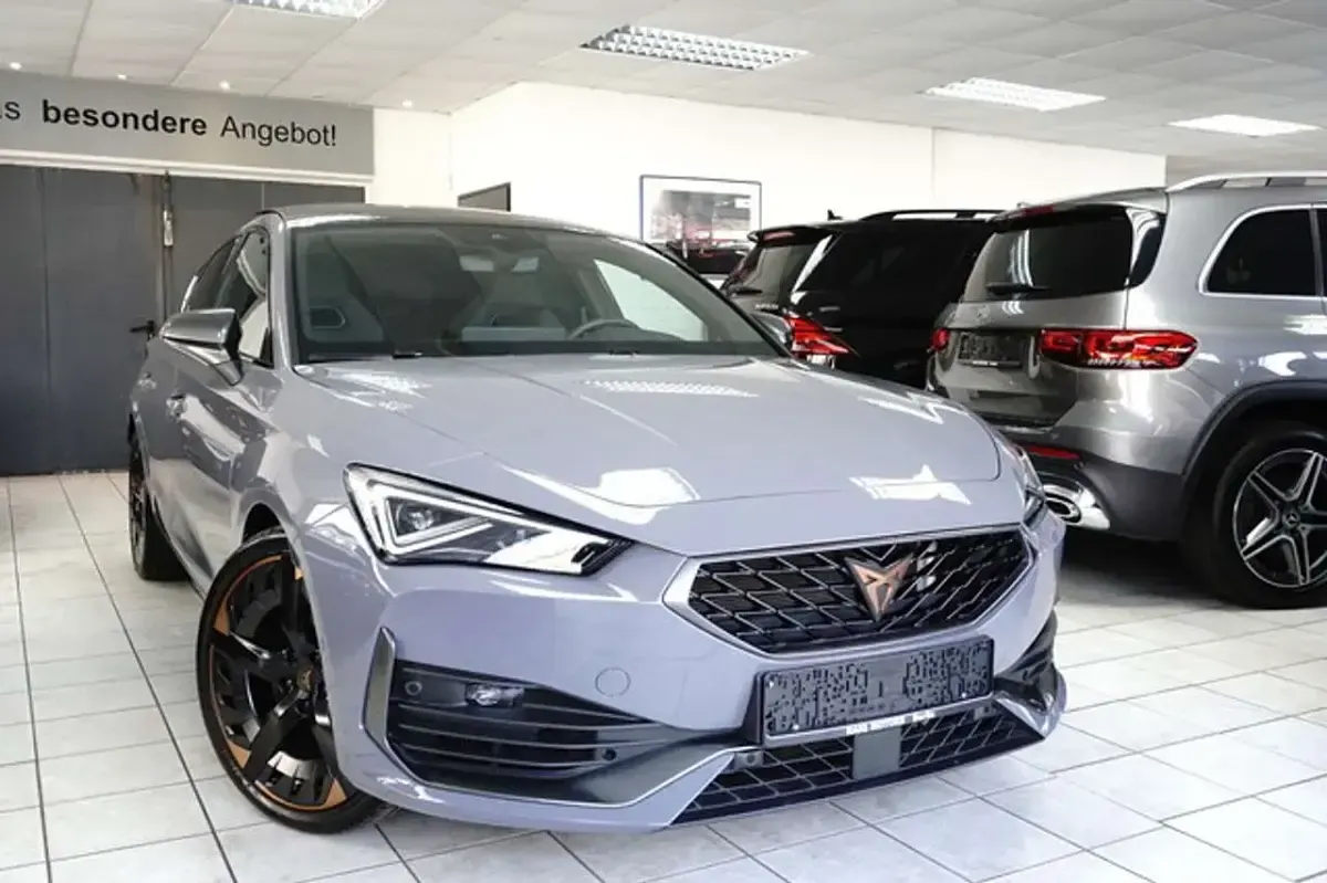 Używany Cupra Leon VZ 300 KM (220 kW) 2024 Szary Sedan/Limuzyna