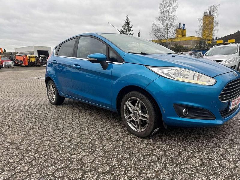 Gebraucht Ford Fiesta Titanium 125 PS (91 kW) 2014 Arubablau metallic Kleinwagen