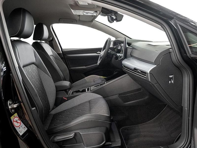 Neu VW Golf VIII 116 PS (85 kW) 2026 Grenadillschwarz Kombi