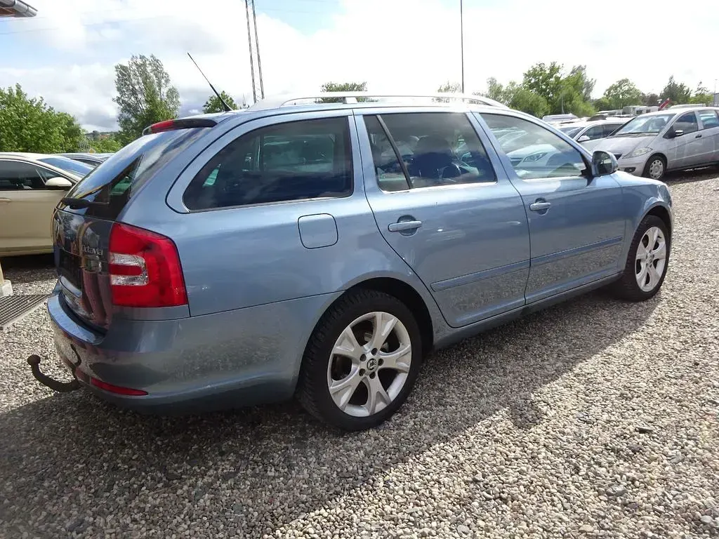 Gebraucht Skoda Octavia Elegance 160 PS (117 kW) 2010 Grau Kombi