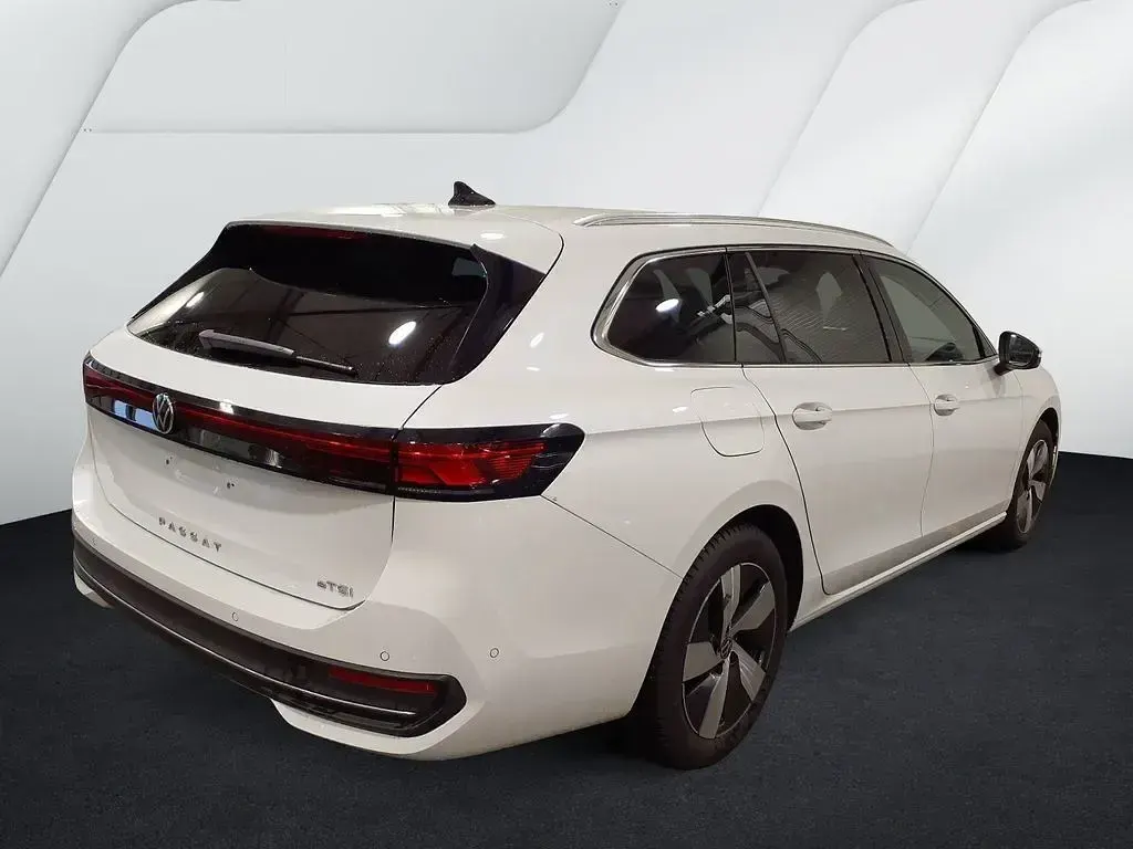 Gebraucht VW Passat Business 150 PS (110 kW) 2025 Oryxweiß perlmutteffekt Kombi