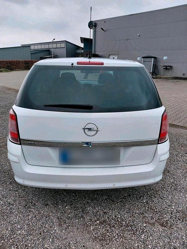 Gebraucht Opel Astra Edition 116 PS (85 kW) 2010 Weiß Kombi