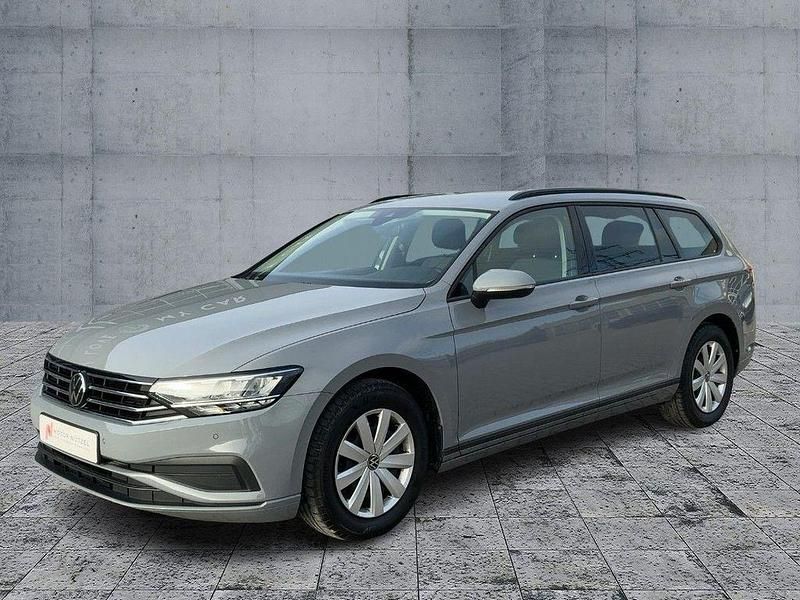 Gebraucht VW Passat Basis 150 PS (110 kW) 2023 Mondsteingrau Kombi