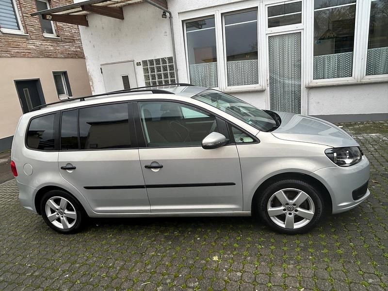 Silber Gebraucht 2013 VW Touran Van / Kleinbus | 8.990 € (Teuer) - Bild 1/4