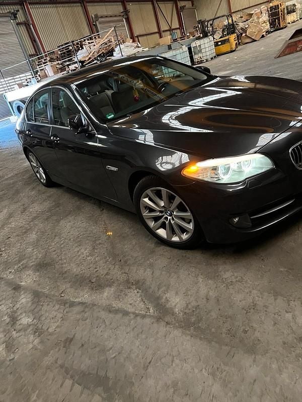 Grau Gebraucht 2013 BMW 520 Limousine | 8.300 € (Superpreis) - Bild 1/4