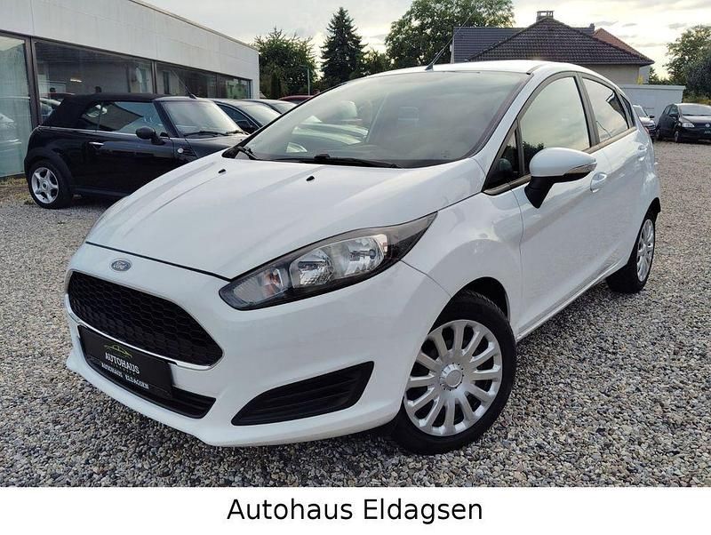 Weiß Gebraucht 2017 Ford Fiesta Trend Kleinwagen | 8.990 € (Fairer Preis) - Bild 1/4