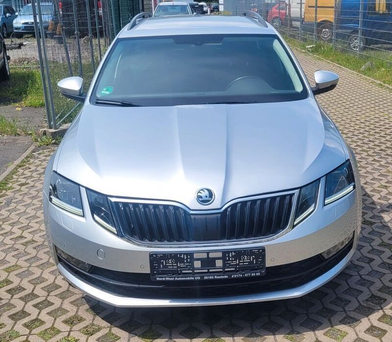 Silber Gebraucht 2019 Skoda Octavia Soleil Kombi | 9.990 € (Superpreis) - Bild 1/4