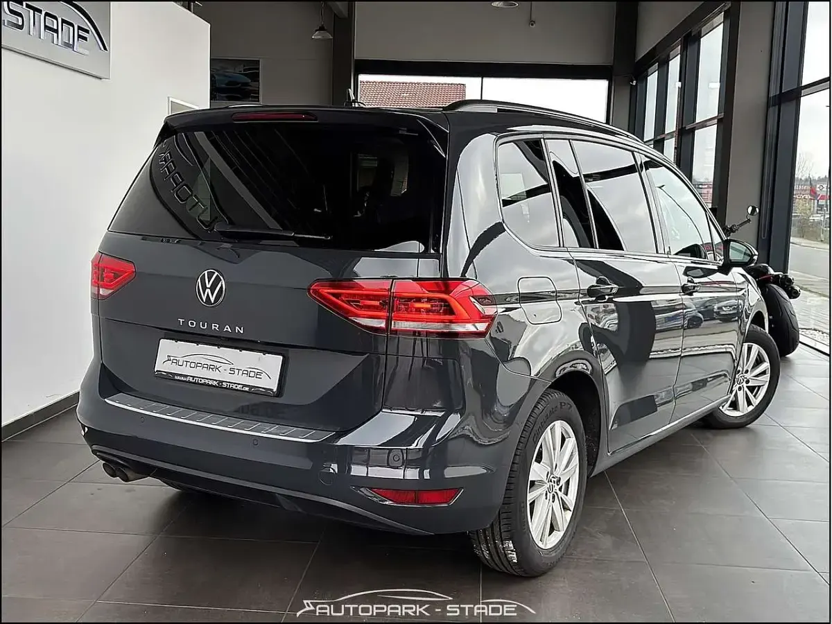 Gebraucht VW Touran 150 PS (110 kW) 2022 Grau Van / Kleinbus