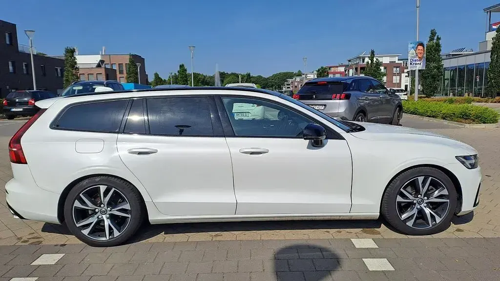 Gebraucht Volvo V60 R-Design 190 PS (139 kW) 2020 Weiß Kombi