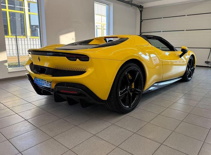 Second-hand Ferrari 296 663 CP (487 kW) 2024 Galben Cabrio