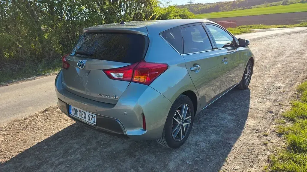 Gebraucht Toyota Auris Hybrid 99 PS (72 kW) 2015 Grau Limousine