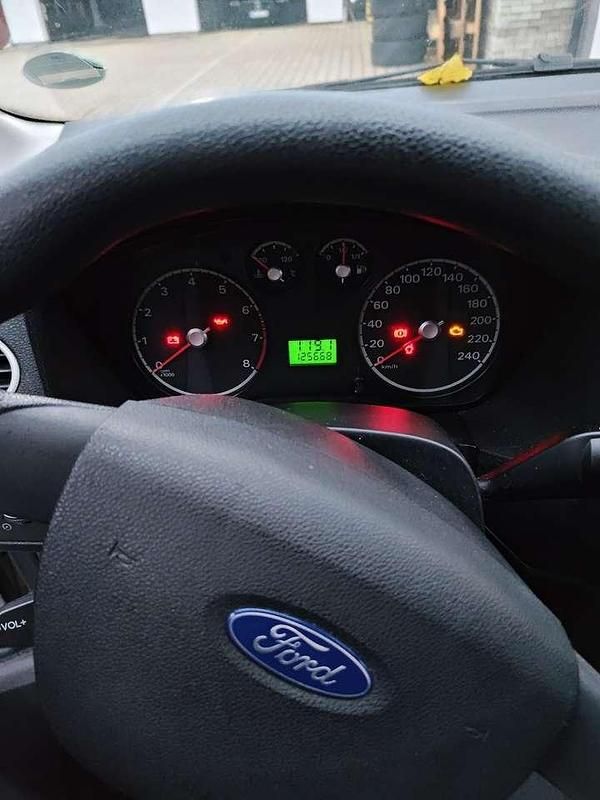 Silber Gebraucht 2005 Ford Focus Trend Limousine | 1.200 € (Superpreis) - Bild 1/4