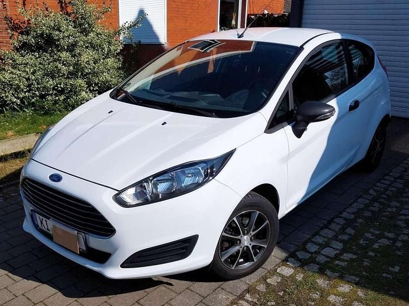 Gebraucht Ford Fiesta Ambiente 60 PS (44 kW) 2015 Weiß Limousine