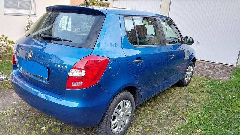 Blau Gebraucht 2015 Skoda Fabia Active Limousine | 6.950 € (Guter Preis) - Bild 1/4
