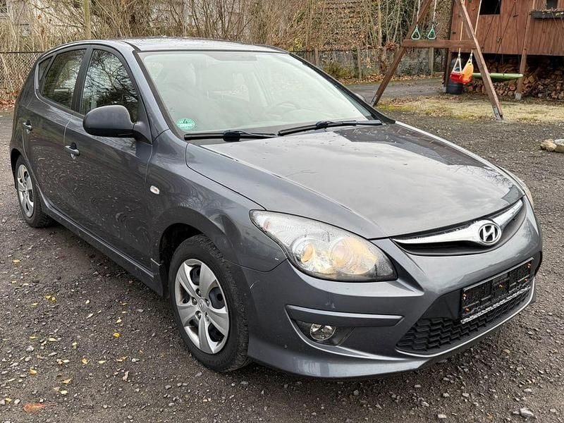 Gebraucht Hyundai i30 Edition 90 PS (66 kW) 2011 Grau Limousine