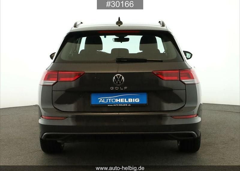 Gebraucht VW Golf VIII Life 150 PS (110 kW) 2022 Uranograu Kombi